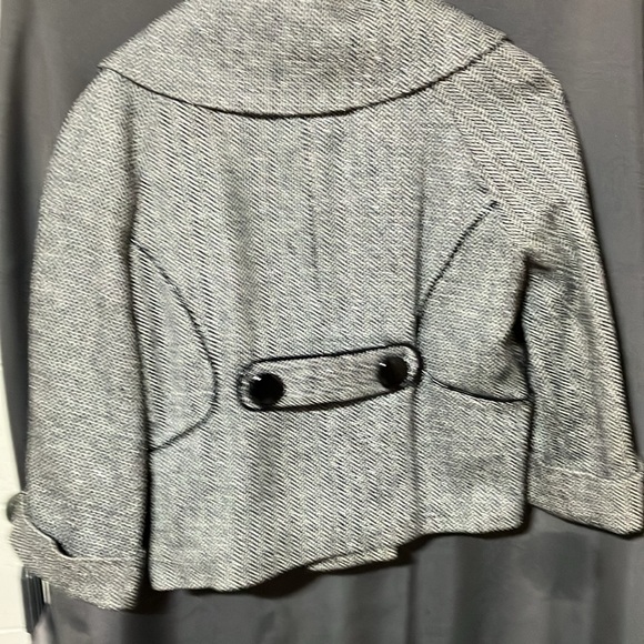 Swing jacket with faux leather piping and large button detail. Size 2 - Picture 3 of 11